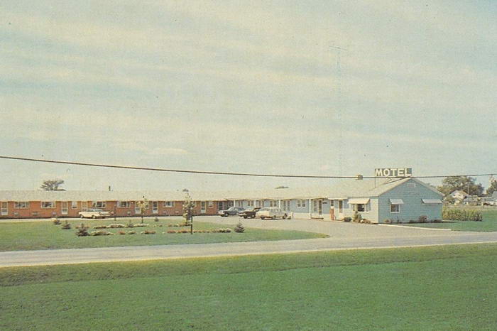 Cheboygan Michiganmoon E Motel (newer photo)